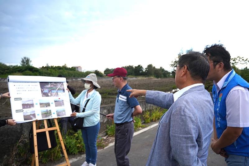 為確保水流順暢，竹縣府辦竹北市牛埔溪河道的紅樹林疏伐工程，縣長楊文科今（8日）前往現場聽取成果簡報。