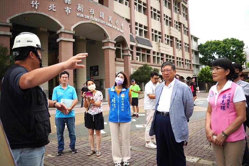 新社國小通學廊道改善工程，預計今年12月完工，縣長楊文科今(8日)特別前往現勘實地狀況並聽取工程簡報