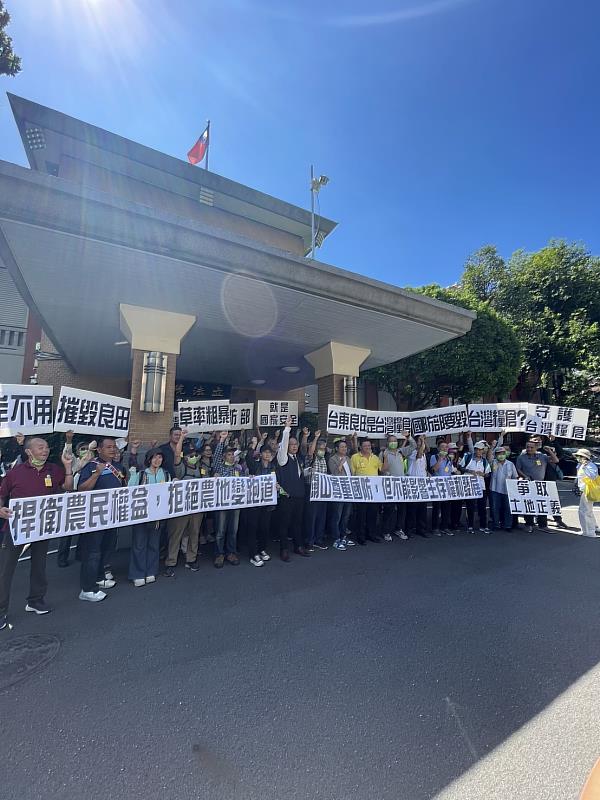 「堤岸道路不用，卻毀關山良田？」　饒慶鈴率團北上抗議國防部戰備跑道選址罔顧民意