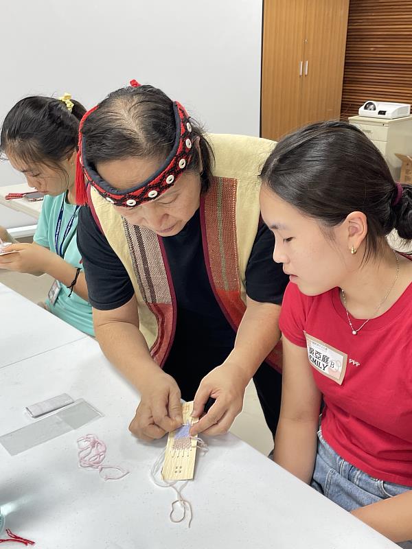 新北文化大使與烏來泰雅族編織達人尤蓋老師合作，讓華裔青年體驗編織原住民圖騰書籤。