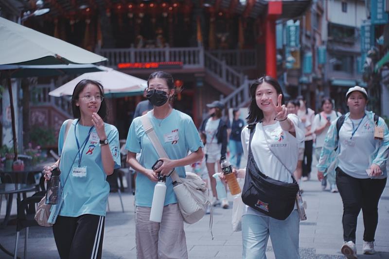 新北文化大使帶華裔青年逛遊坪林老街。