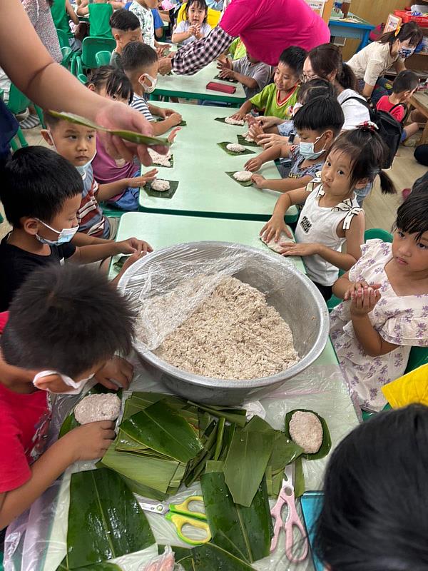 幼兒園小朋友學習做芋粿