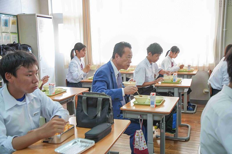 嘉義縣長翁章梁快閃日本山口縣中學推廣蜜梨鳳梨