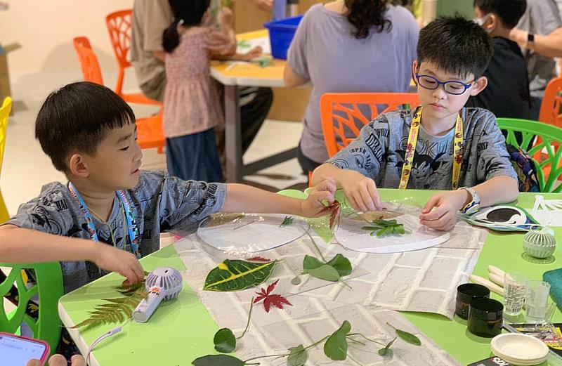 小朋友在大葉大學永續場域體驗手作