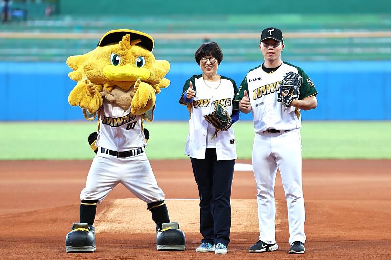 一日雙「球」！饒慶鈴縣長邀請全國鄉親來台東白天追熱氣球  晚上看棒球