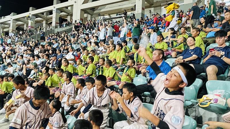 一日雙「球」！饒慶鈴縣長邀請全國鄉親來台東白天追熱氣球  晚上看棒球