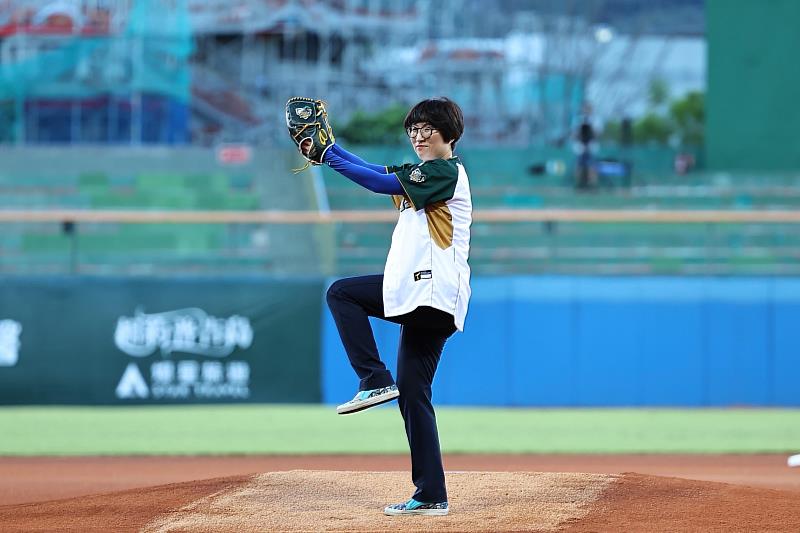 一日雙「球」！饒慶鈴縣長邀請全國鄉親來台東白天追熱氣球  晚上看棒球