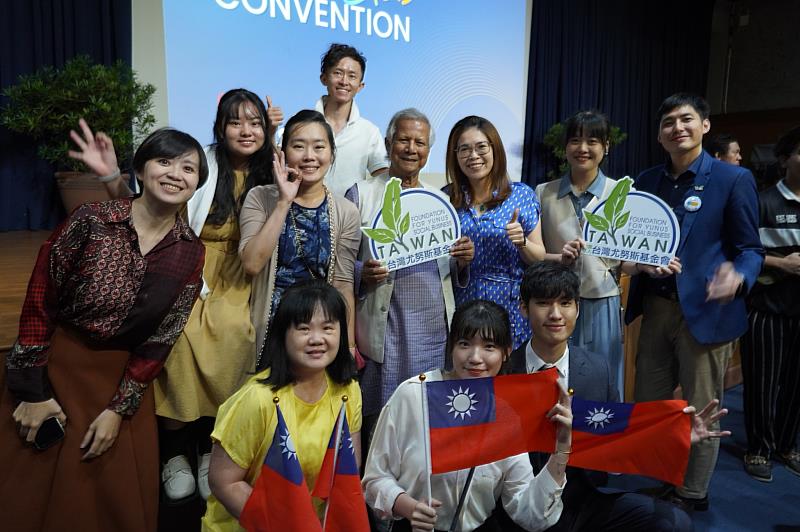 The Taiwan delegation with Professor Muhammad Yunus, the 2006 Nobel Peace Prize laureate.