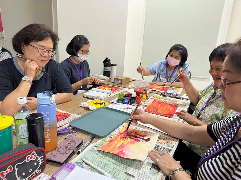 南華大學終身學習學院熟齡藝術生命故事繪本帶領人課程第二期，來自各界的優質學員齊聚台南佛光山福國寺學習並體會熟齡藝術繪本創作樂趣。