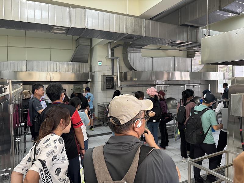 學校午餐取經 嘉縣跨縣市參訪新建央廚及食農場域