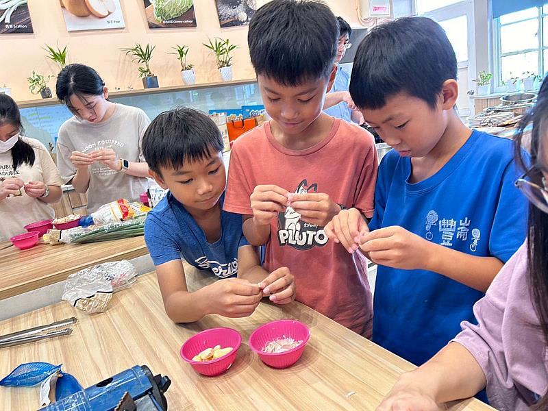 豐崙國小小朋友用在地食材開心製作料理