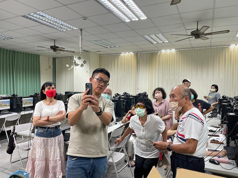 賴政達老師(左2)教導學員使用360相機