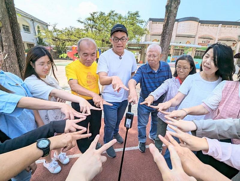 崑大資管系輔導旗津DOC開設數位課程，學員們一起使用360相機拍攝影片