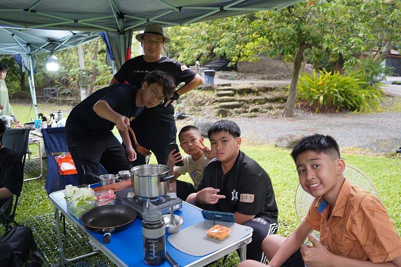 長榮大學應哲系隊輔人員和小朋友一起動手完成午餐