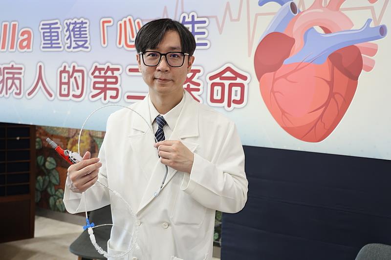 張睿智主任指出，Impella 5.0抽取的血液量相當大，每分鐘可達五公升，足以提供全身需要的血液量，與其他心室輔助器相比，它的優點是侵入性更小，病人很快就可以坐起來或下床緩步活動。