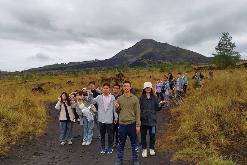 南大學生抵達巴杜爾火山火口原