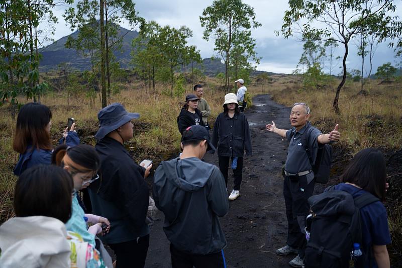 南大王志明老師講解火口原之形成與火山熔岩分別