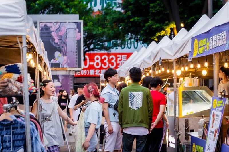 特色市集《黑街市集》招募街頭潮流、創意手作、復古玩具公仔、美食特色攤位，接連二天帶你有逛有吃又有玩，歡迎對街頭有興趣的你一同怪力對決