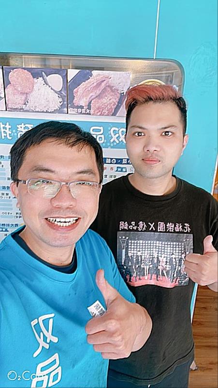 活動發起人凃皓文(右)與南臺科技大學財法所碩士生洪啟順(左)合影。