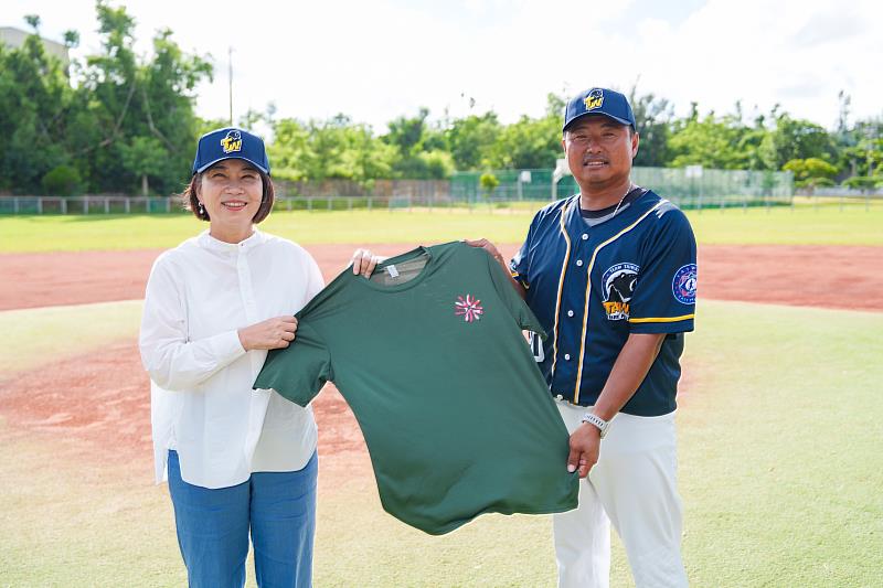 屏東縣長周春米特別到大平國小為代表隊獻上祝福