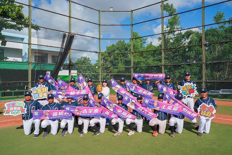 屏東縣長周春米特別到大平國小為代表隊獻上祝福，致贈應援毛巾_