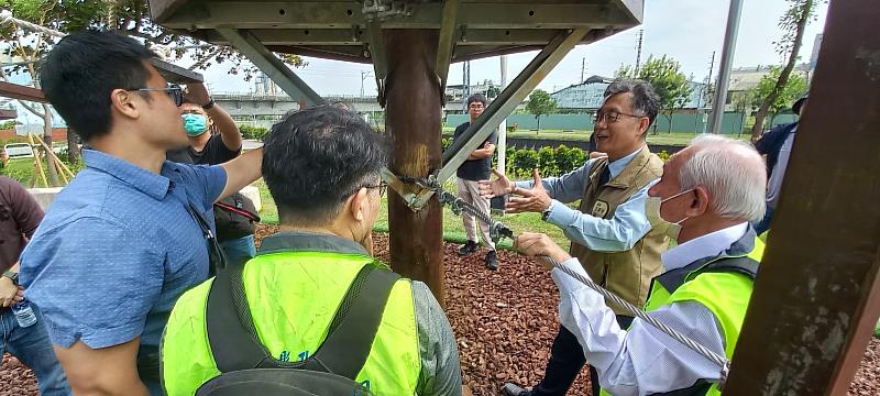 工程施工查核小組檢視共融公園的環境