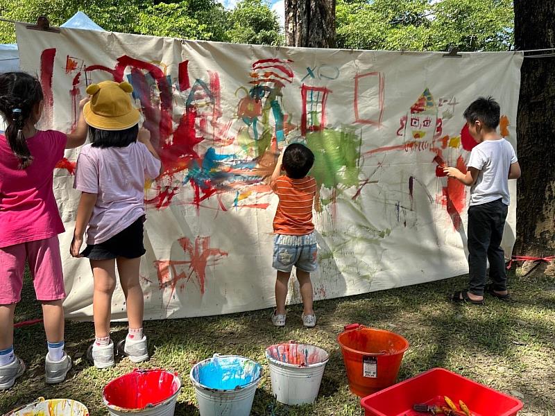 屏縣原住民節慶八步舞與現行流行16蹲 串起不同家庭間同伴遊戲的樂趣