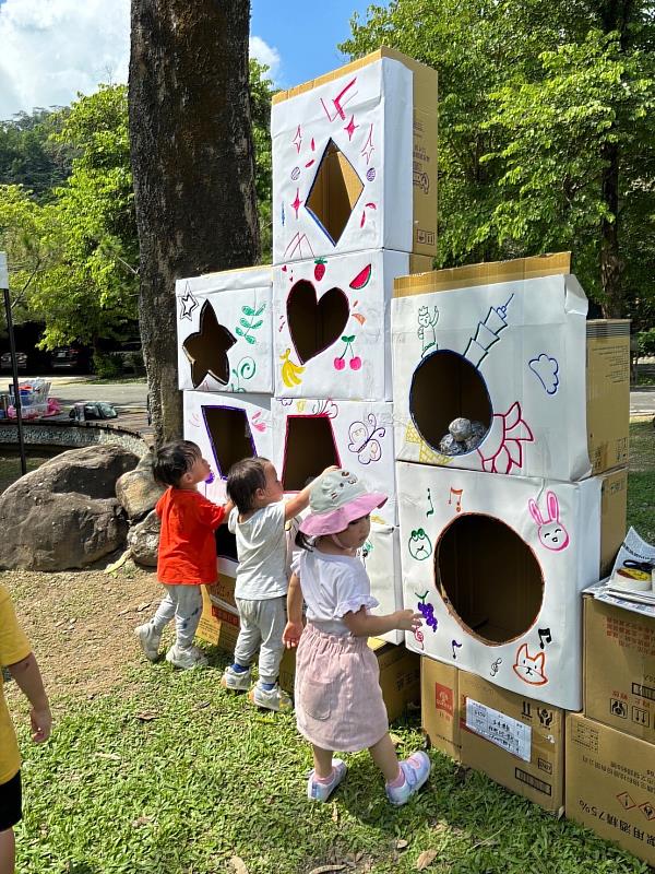 屏縣原住民節慶八步舞與現行流行16蹲 串起不同家庭間同伴遊戲的樂趣