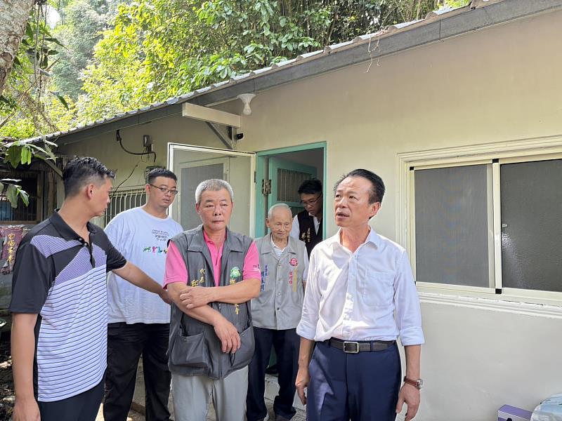 竹崎鄉老翁獨居樹林中破損老屋 百工修繕利他協會助修繕