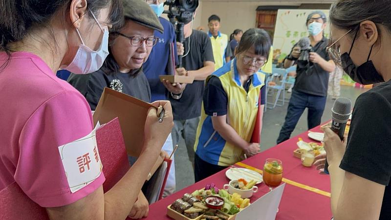 臺東「誰最燴煮-全榖雜糧料理比賽」 18隊高手發揮創意 展現廚藝 池上田媽媽尚讚獲特優