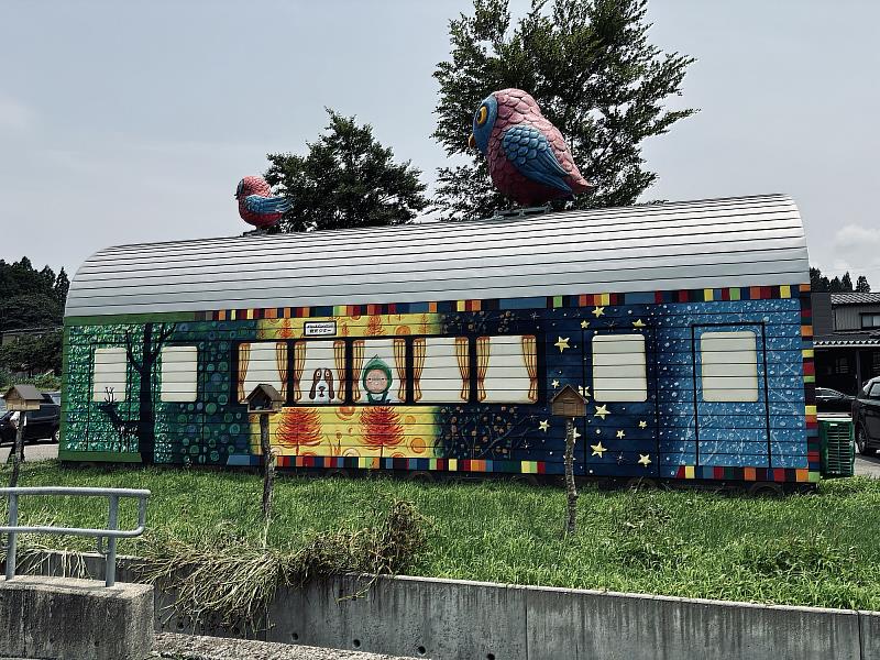 幾米在土市車站的作品周園打造多個縮小立體車站與微型空間