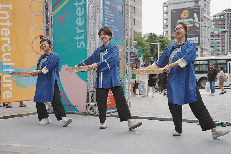 洪苡祐、李欣芸、蔡育芝身穿客家服飾，手拿採茶器具，搶先秀出將在美國演出的客家採茶舞。