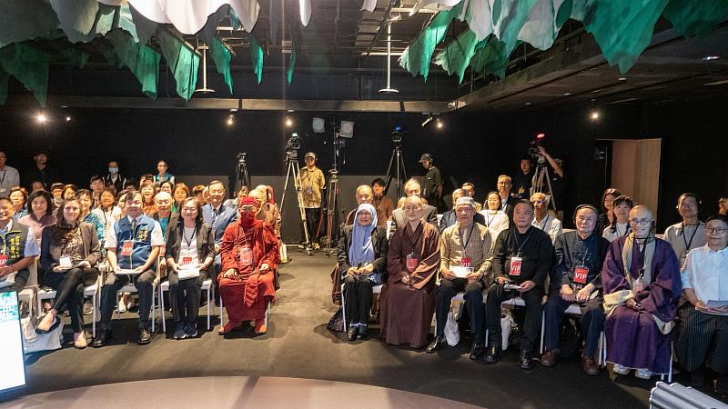 Group photo of distinguished guests attending the opening ceremony of the 18th Muslim-Buddhism Dialogue.（Photos Curtesy of MWR）