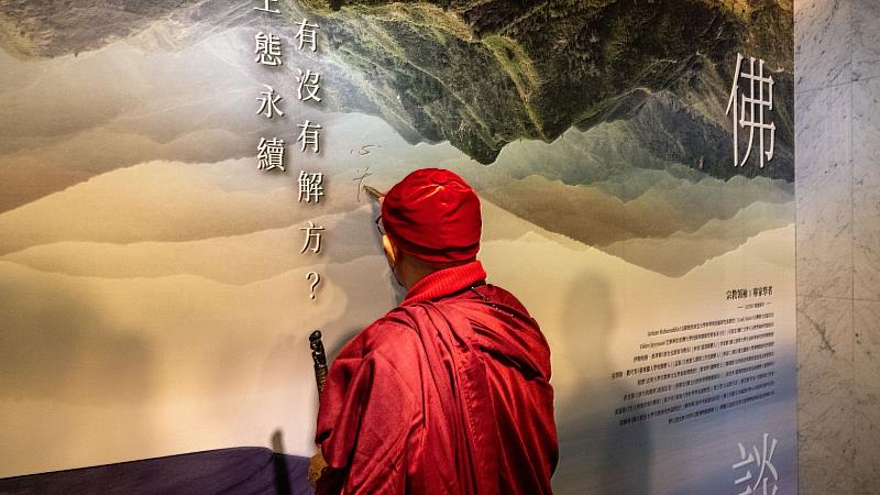 Venerable Master Hsin Tao signs the theme wall of the 18th Muslim-Buddhism Dialogue.（Photos Curtesy of MWR）