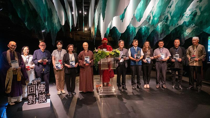 Venerable Master Hsin Tao, founder of the Museum of World Religions, joins distinguished guests in a prayer ceremony for ecological sustainability.（Photos Curtesy of MWR）