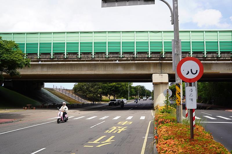 竹北市興隆路為連繫東西向的主要道路之一，未來透過改善工程，將使左轉、直行車流分道，提升道路安全性。