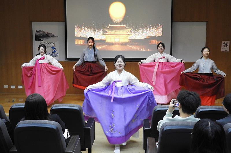 韓文系邀請韓國知名大學交流互訪，培養學生國際視野。