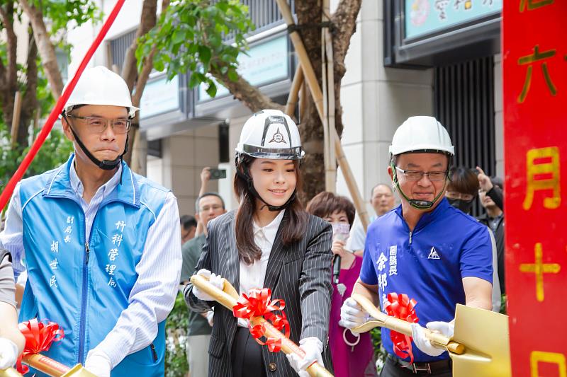 圖4.高市長偕同來賓動土。