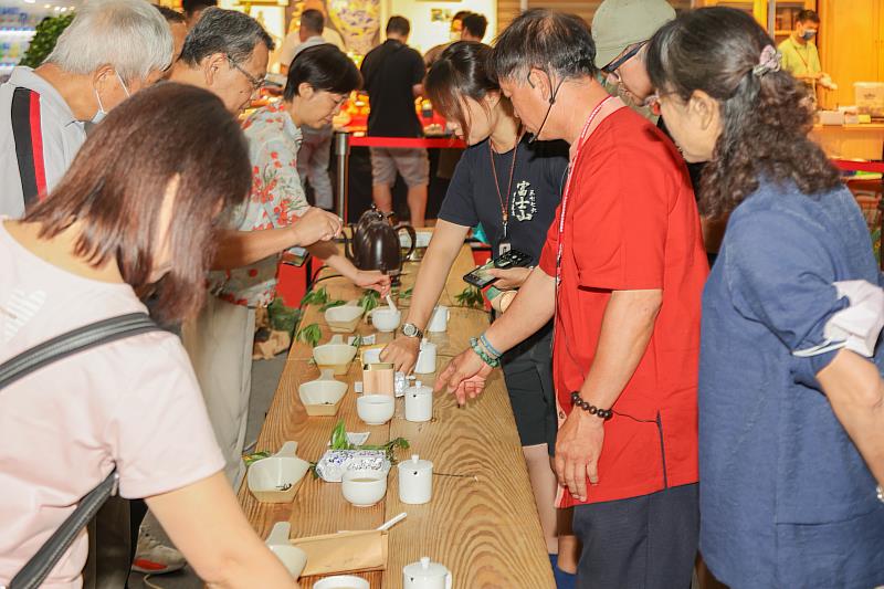 茗茶區的「茶美學體驗館」每日推出不同品茶活動，讓參觀民眾除了品茶，也能深度體驗茶文化。(貿協提供)