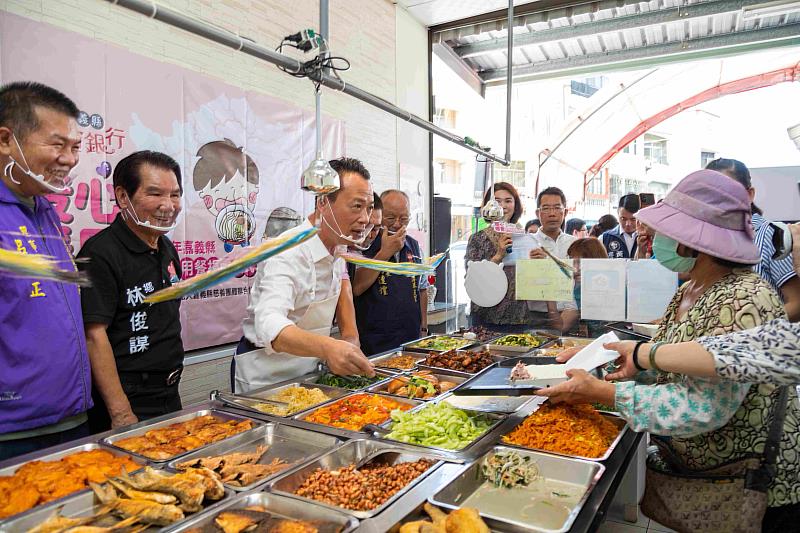 在地企業響應暖心暖胃愛心待用餐 翁章梁幫弱勢朋友打菜