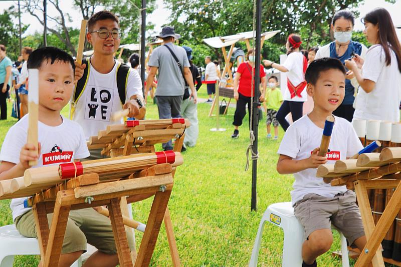 「南島樂器屋」裡異國樂器任你挑選體驗，盡情釋放音樂天分。