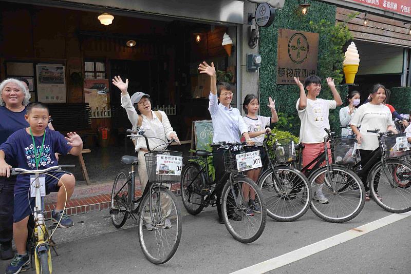 客委會主委古秀妃直擊屏東竹田鄉夏令營，與孩子共下騎自行車