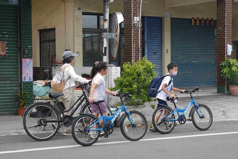 孩子們列隊牽著自行車跟隨隊伍出發遊走客庄