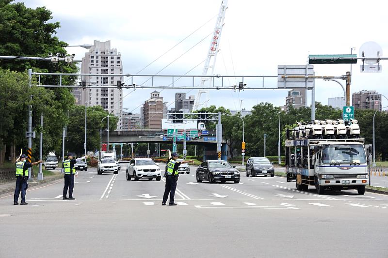 民眾請依警察及民防執勤人員引導，就近避難，未配合萬安演習管制規定，經勸導不聽者，可依民防法裁罰3至15萬元