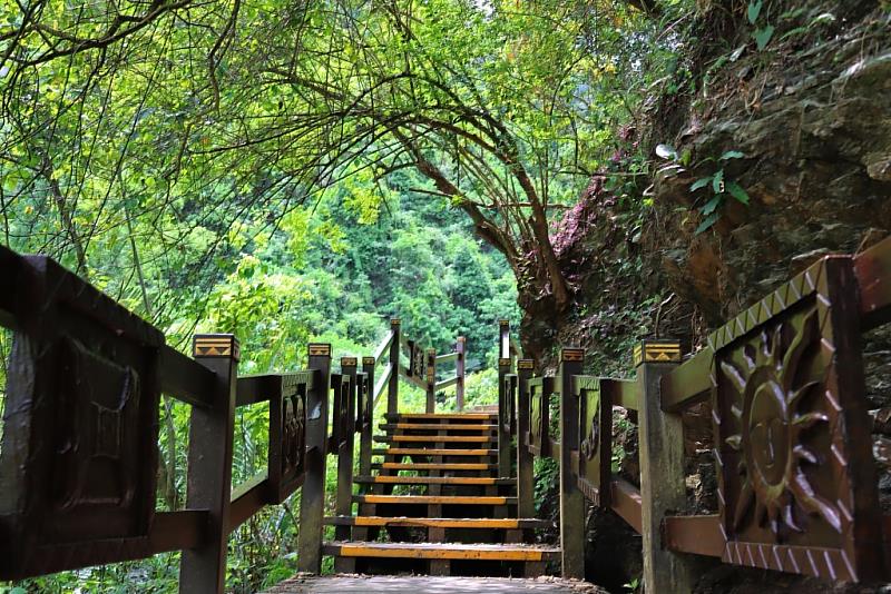 綠蔭青蔥的涼山瀑布步道