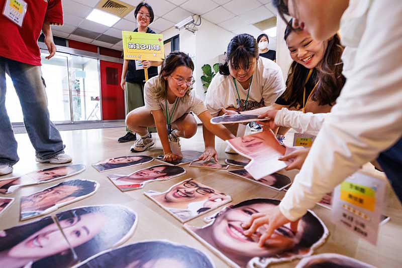 世新大學新鮮人體驗營透過闖關遊戲讓新生認識世新。（世新大學提供）