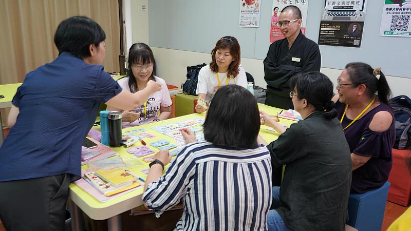 南華大學終身學習學院師資郭慧娟老師（左一）擅長以桌遊、創意有趣方式輕鬆聊生死，圖為之前辦理生死教育桌遊帶領師資班上課情形。