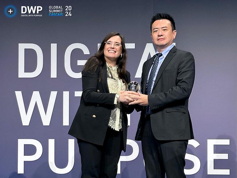 台灣大哥大MyCharge專案獲頒「數位新使命智慧城市獎 (Digital with Purpose Smart Cities Award)」，由台灣大哥大新世代體驗發展處副處長陳文振(右)代表領獎。