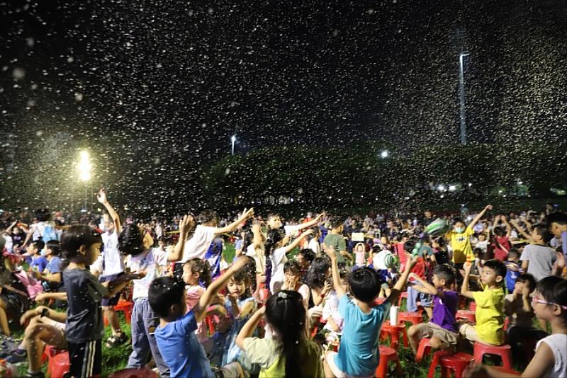 盛夏七月雪，民眾玩得不亦樂乎