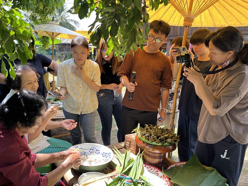 南華大學師生赴泰國移地教學，學生紀錄傳統料理製作原料及流程。